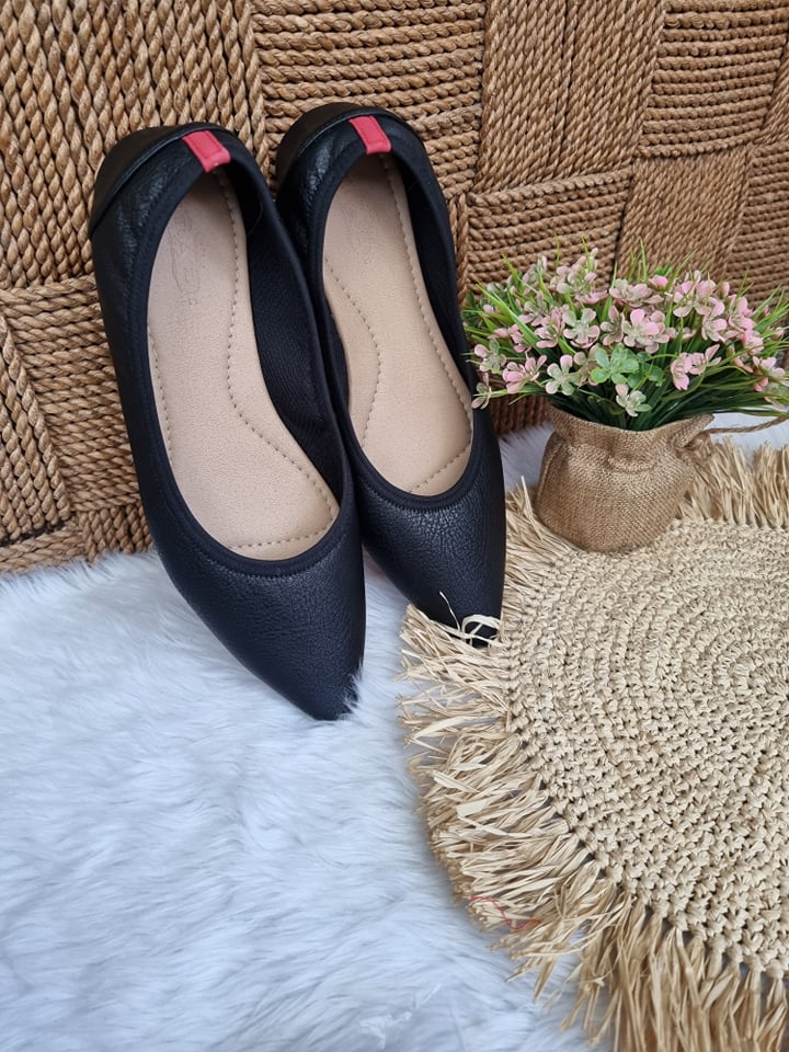 Cassey Pointed Black